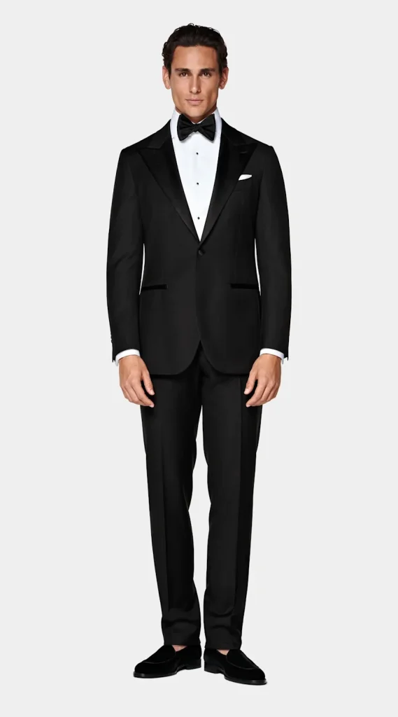 Người mẫu mặc tuxedo đen Havana C4499-S1 của Suitsupply