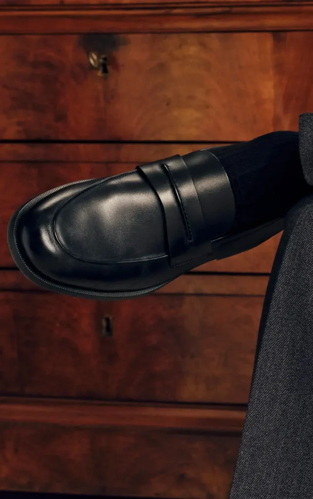 Ảnh giày Mocassin Corso da đen trong chiến dịch ZEGNA FW26