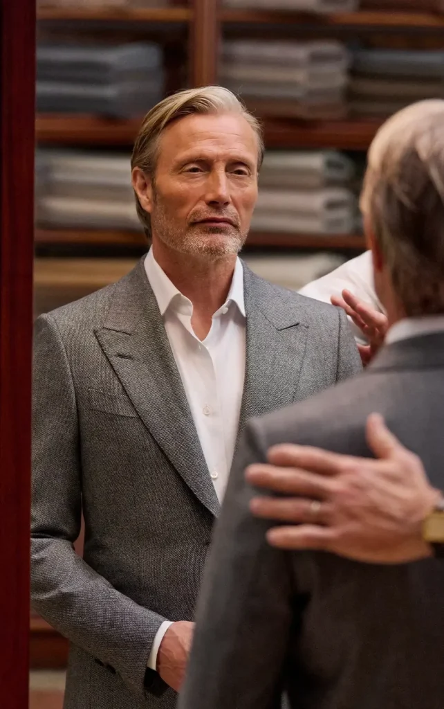 Mads Mikkelsen thử suit xám với thợ may trong chiến dịch Su Misura của ZEGNA