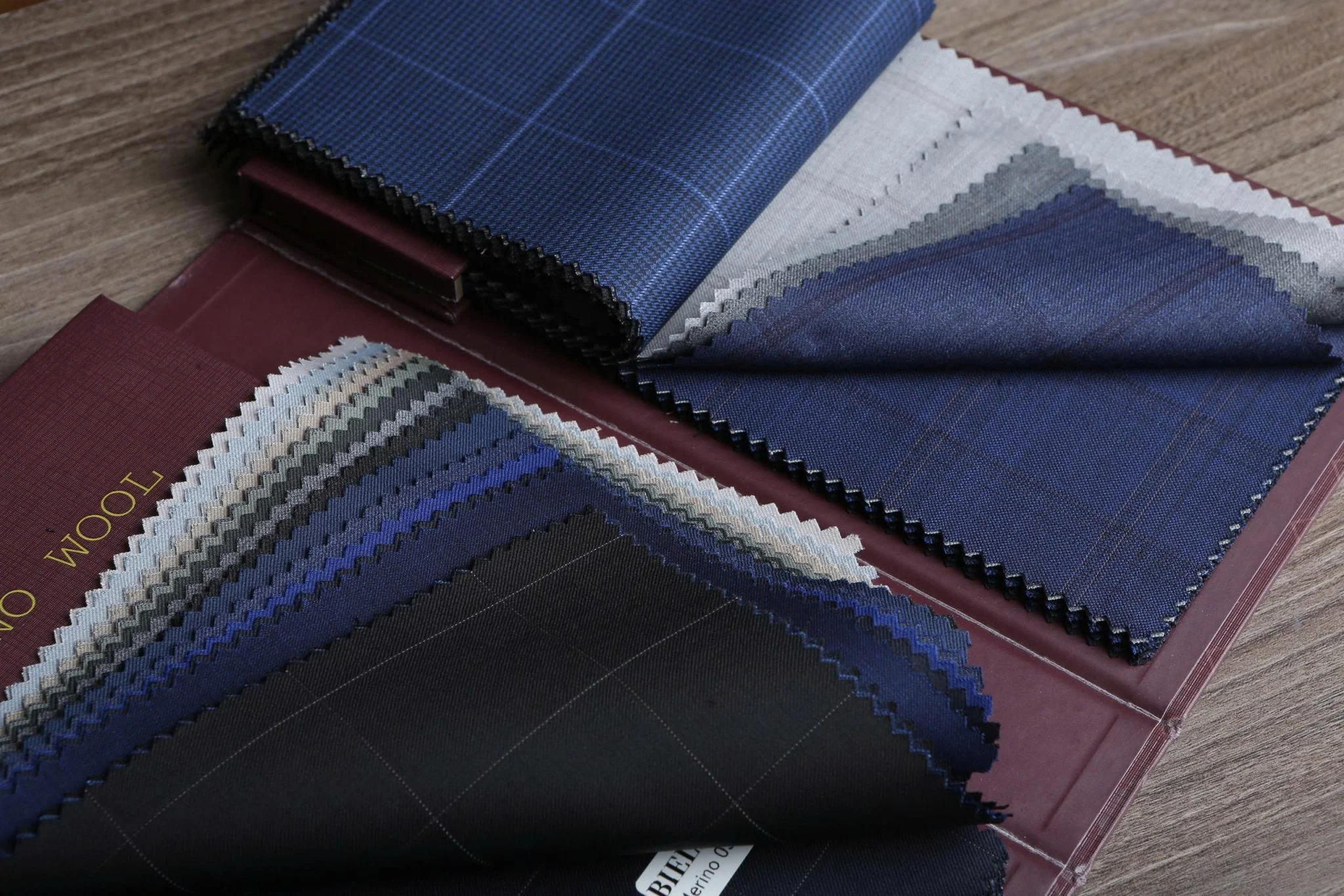 Chọn vải — Xem quyển vải của các thương hiệu đối tác và chọn chất liệu phù hợp.