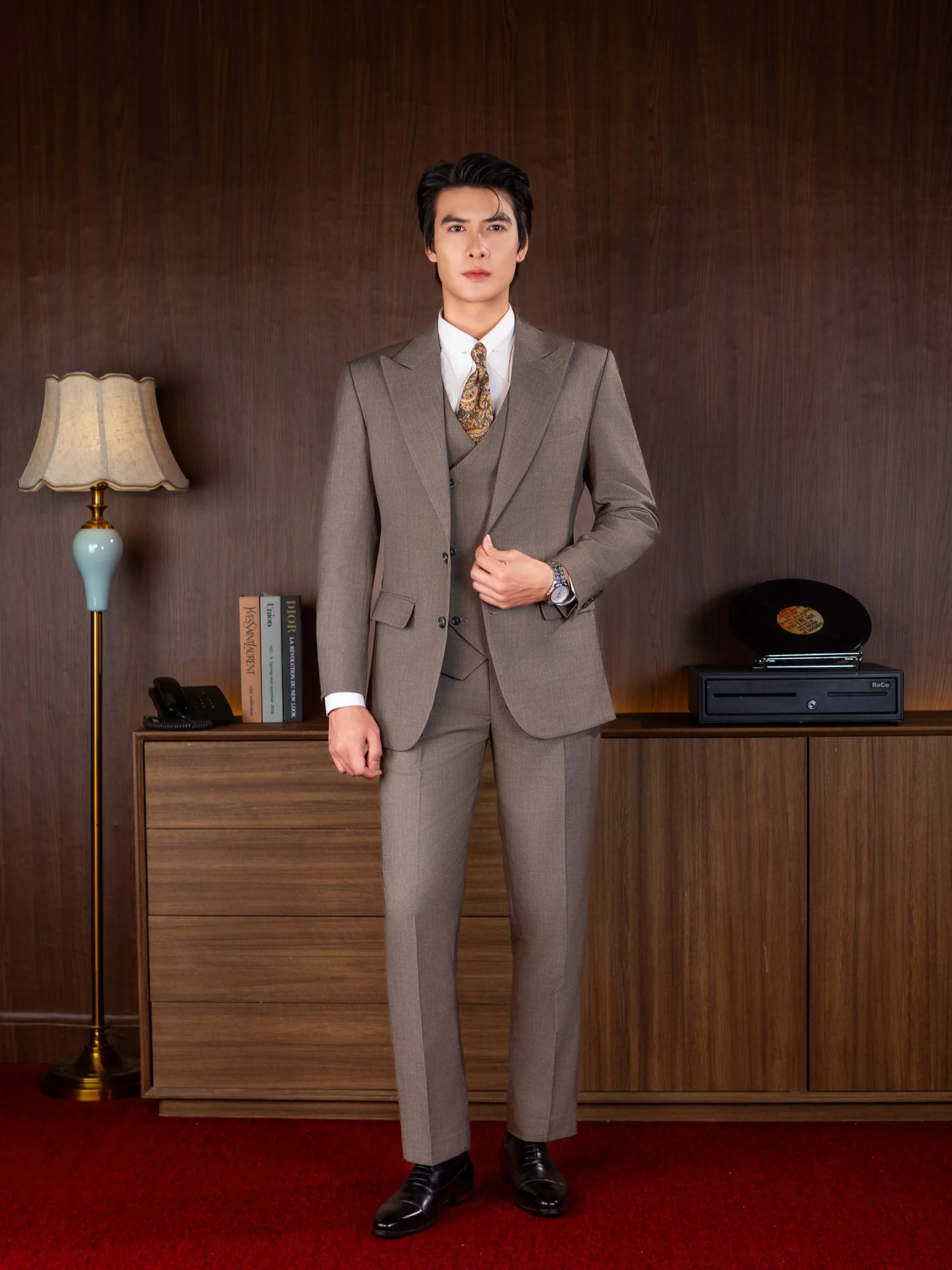 Suit Taupe Ve Peak Lapel Bản Lớn