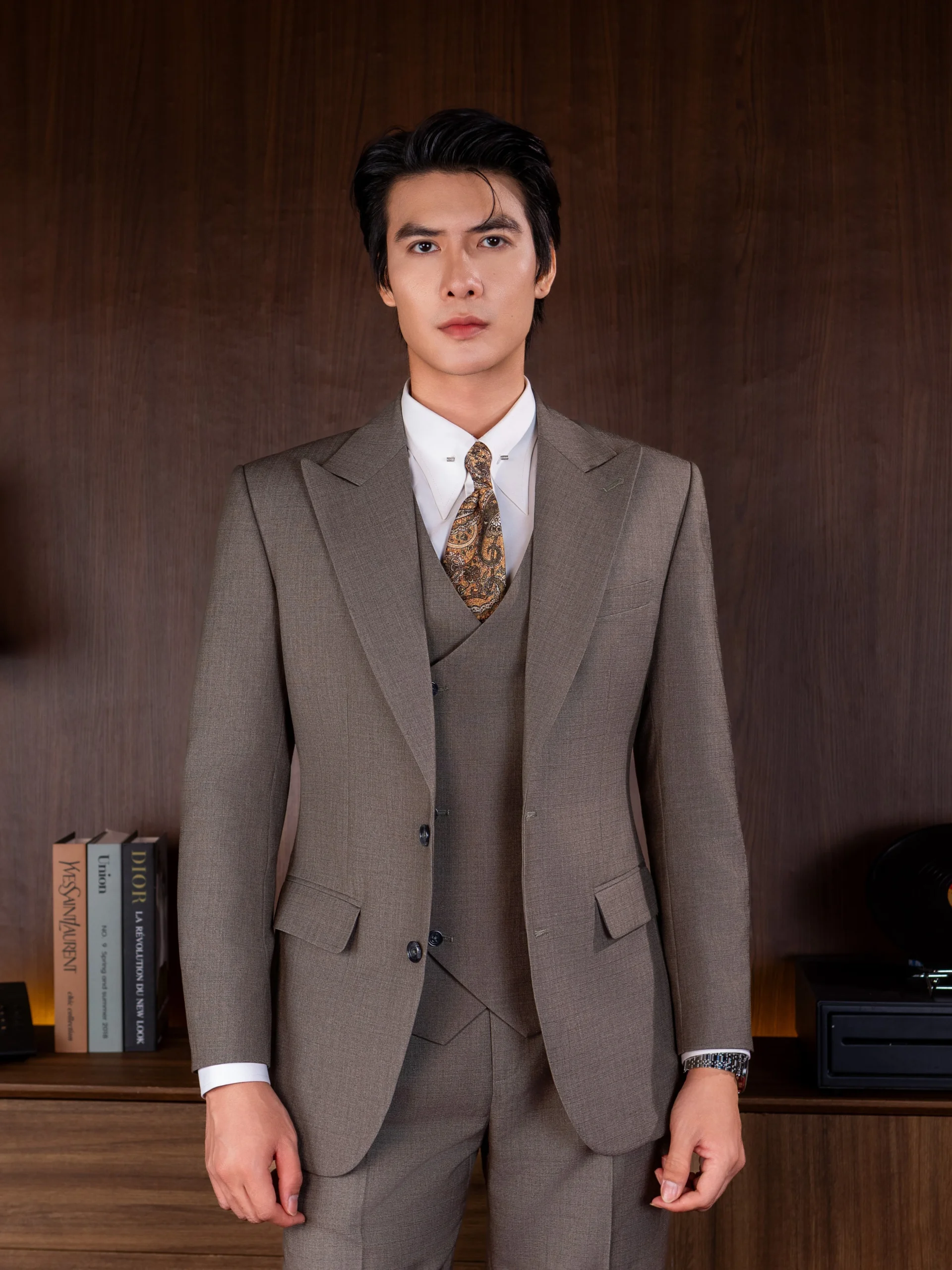 Suit Taupe Ve Peak Lapel Bản Lớn