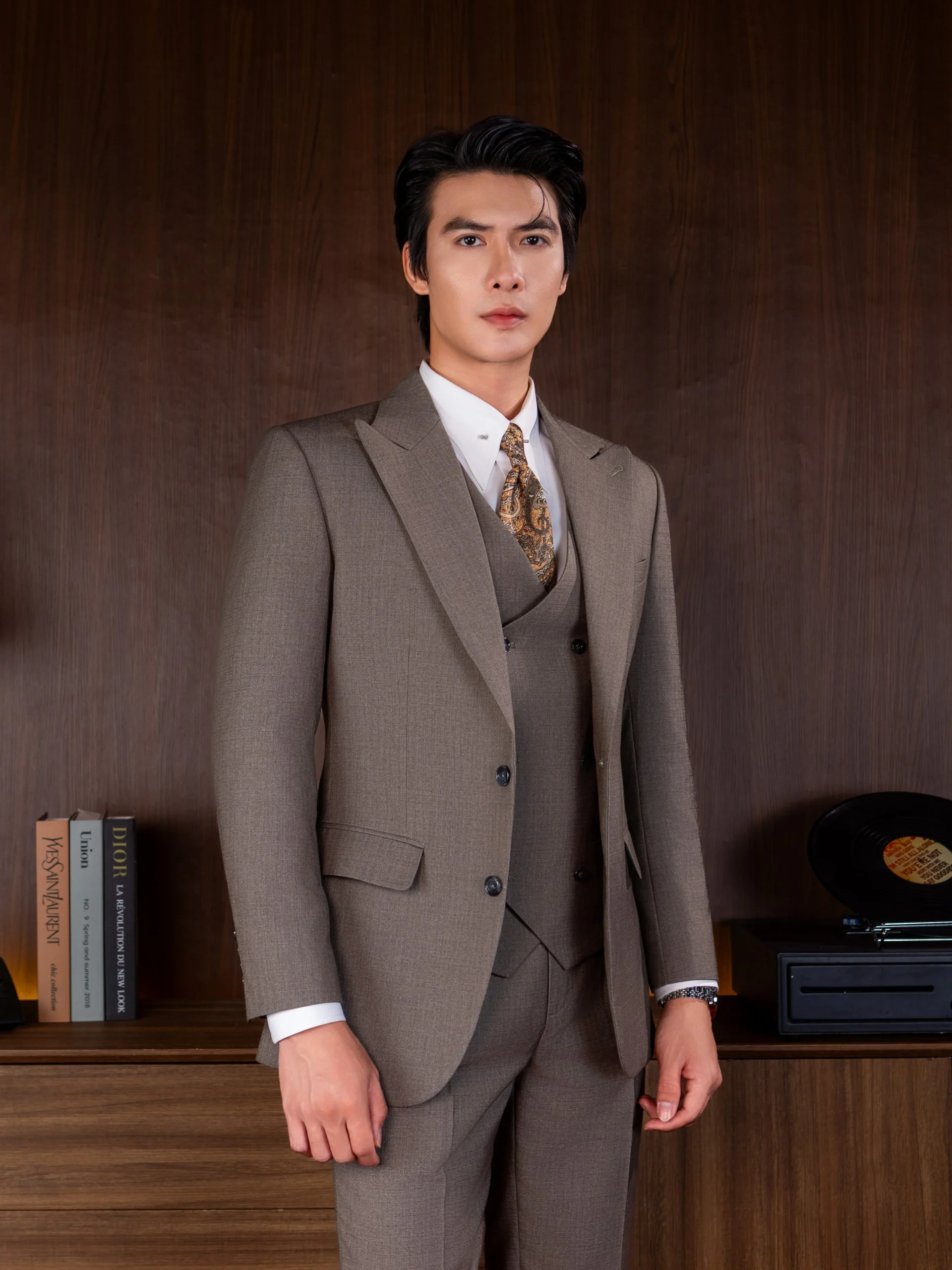 Suit Taupe Ve Peak Lapel Bản Lớn